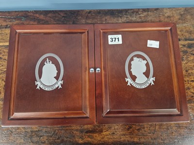 Lot 371 - A Danbury Mint boxed set 'The Longest Reigning...