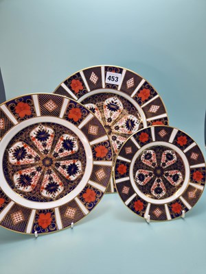 Lot 453 - A graded set of three Crown Derby 1128 pattern...