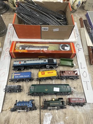 Lot 1934 - Hornby 00 guage locomotives, rail, carriages...