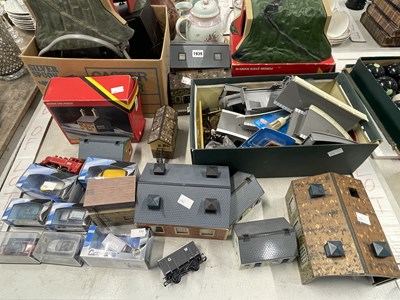 Lot 1939 - Hornby 00 gurage railway tunnels and track...