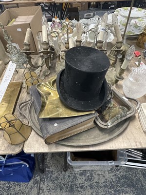 Lot 1958 - Brass wall lights, brass door finger plates,...