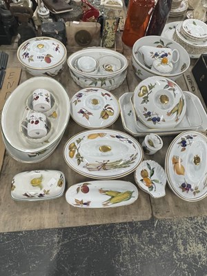 Lot 1979 - A selection of Worcester Evesham Vale pattern...