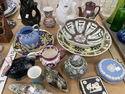 Lot 1992 - Wedgwood jasper and lustre wares, bird figures,...