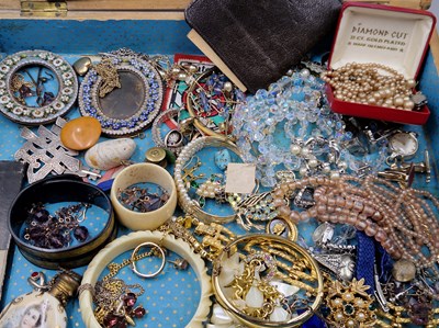 Lot 93 - Jewellery and collectables including a vintage...