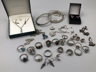 Lot 98 - A collection of silver jewellery including...