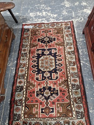 Lot 1529 - A Persian Hamadan rug 173 x 97 cm