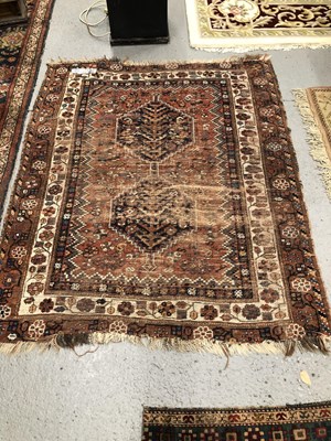 Lot 1551 - A Persian Shiraz rug. 184 x 150 cm