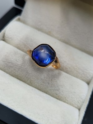Lot 25 - A medieval-style ring set with a sugar loaf...