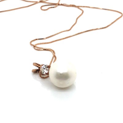 Lot 27 - A large cultured pearl and diamond pendant....