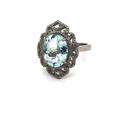 Lot 34 - An ornate aquamarine and diamond ring. The...