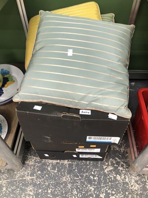 Lot 2014 - Cushions, blankets, sheets and table linen