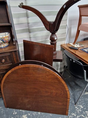 Lot 1018 - A twin pedestal dining table.