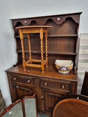Lot 1019 - An antique style oak dresser with plate rack