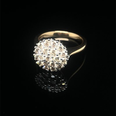 Lot 127 - A diamond set cluster ring. Set with 1.03 cts...