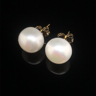Lot 125 - A pair of oblate spheroid white cultured pearl...