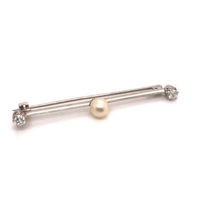 Lot 75 - A Victorian bar brooch set with a cultured...
