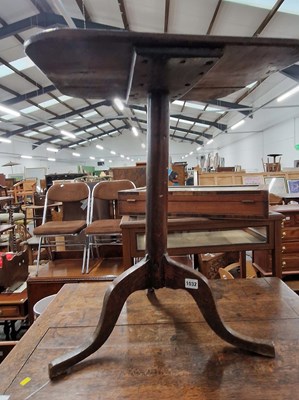 Lot 1032 - A country oak tripod table