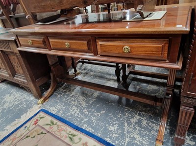 Lot 1061 - A good quality mahogany Georgian style sofa...