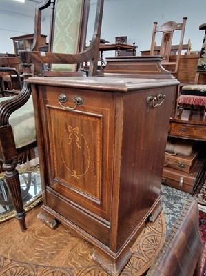 Lot 1086 - An Edwardian coal box