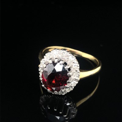 Lot 76 - A vintage 18ct hallmarked gold garnet and...