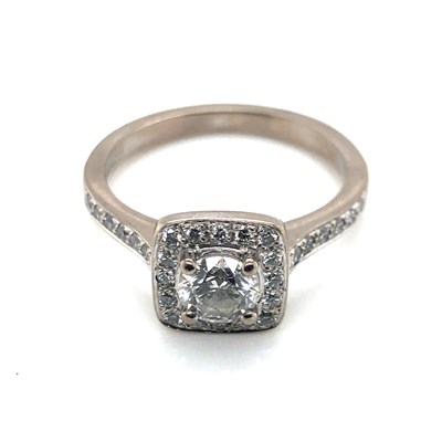 Lot 90 - An 18ct white gold diamond ring. The central...