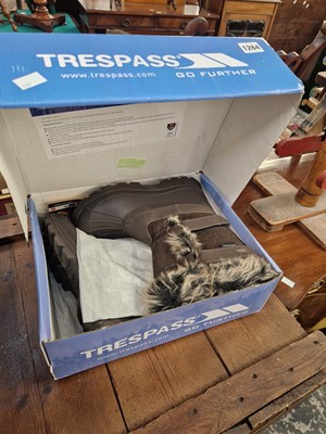 Lot 1284 - A pair of new unused "Trespass" snow boots UK...
