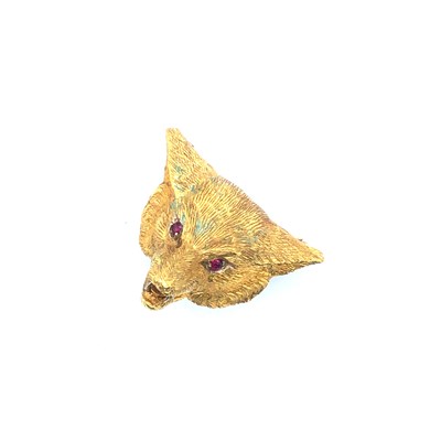 Lot 124 - A vintage 9ct gold fox mask brooch with red...