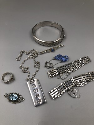 Lot 135 - Vintage silver jewellery to include a silver...