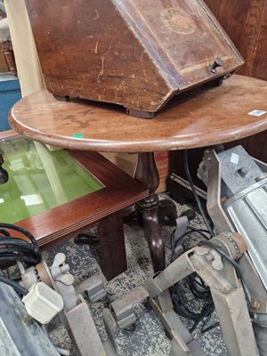 Lot 1348 - A Georgian mahogany tripod table.