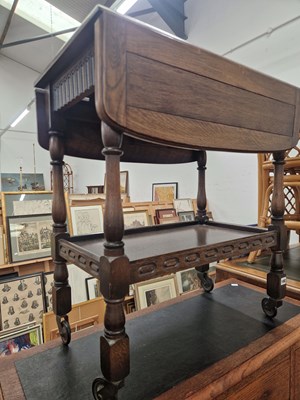 Lot 1492 - An oak drinks trolly