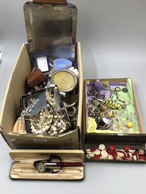 Lot 177 - A selection of vintage costume jewellery and...