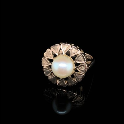 Lot 178 - A vintage 9ct hallmarked gold and cultured...