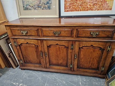 Lot 1570 - A good Georgian style oak dresser base