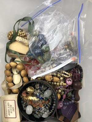 Lot 187 - Vintage jewellery to include a large...