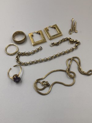 Lot 190 - 9ct gold to include two wedding rings, a pair...