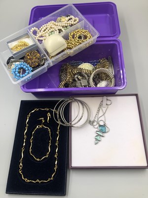 Lot 195 - Jewellery and watches to include a silver ring,...