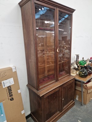 Lot 936 - An Antique Mahogany Display Gun cabinet with...
