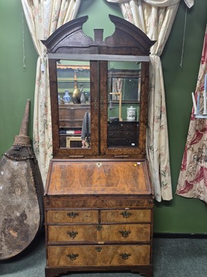 Lot 942 - An Early 18th century walnut and inlaid bureau-...