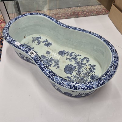 Lot 201 - A late 18th/early 19thcentury Chinese blue and...