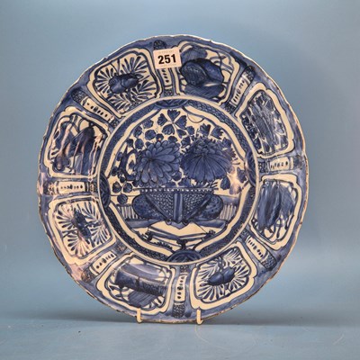 Lot 251 - A 17th century Jingdezhen kraak blue and white...