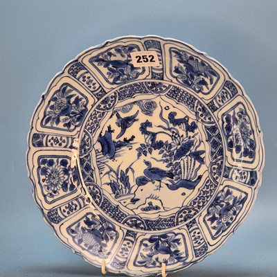 Lot 252 - A 17th century Jingdezhen kraak blue and white...