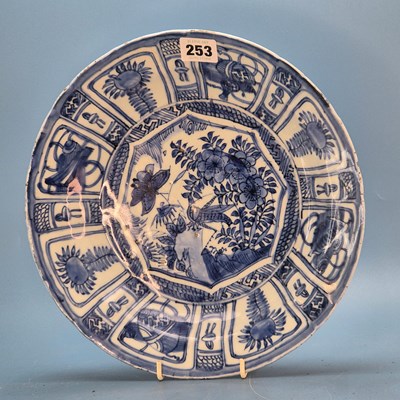 Lot 253 - A 17th century Jingdezhen kraak blue and white...