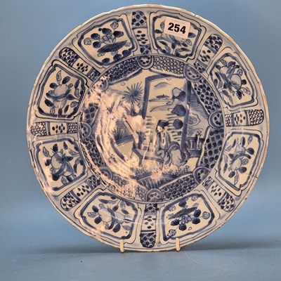 Lot 254 - A 17th century Jingdezhen kraak blue and white...