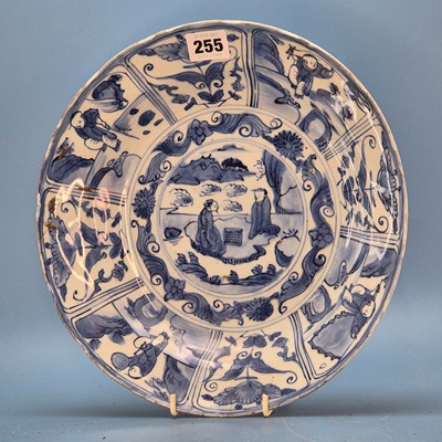 Lot 255 - A 17th century Jingdezhen kraak blue and white...