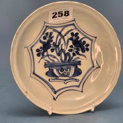 Lot 258 - Two 17th century kraak blue and white dishes,...