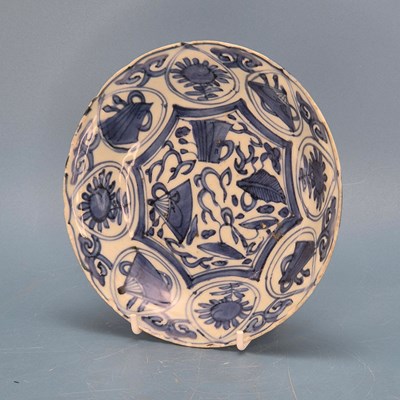 Lot 263 - Two 17th century kraak blue and white dishes,...