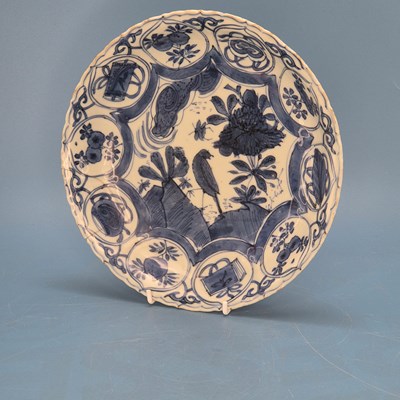 Lot 273 - Two 17th century kraak blue and white dishes,...