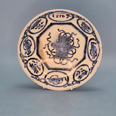 Lot 276 - Two late 17th century kraak blue and white...