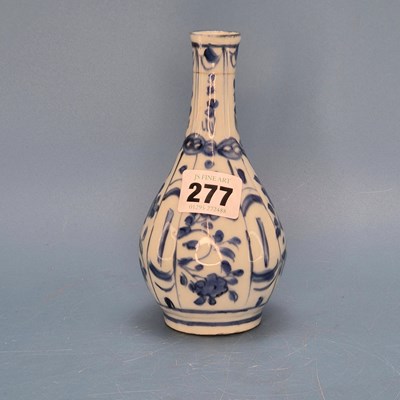 Lot 277 - A 17th century kraak blue and white bottle...