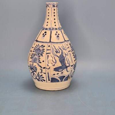 Lot 278 - A 17th century kraak blue and white bottle...